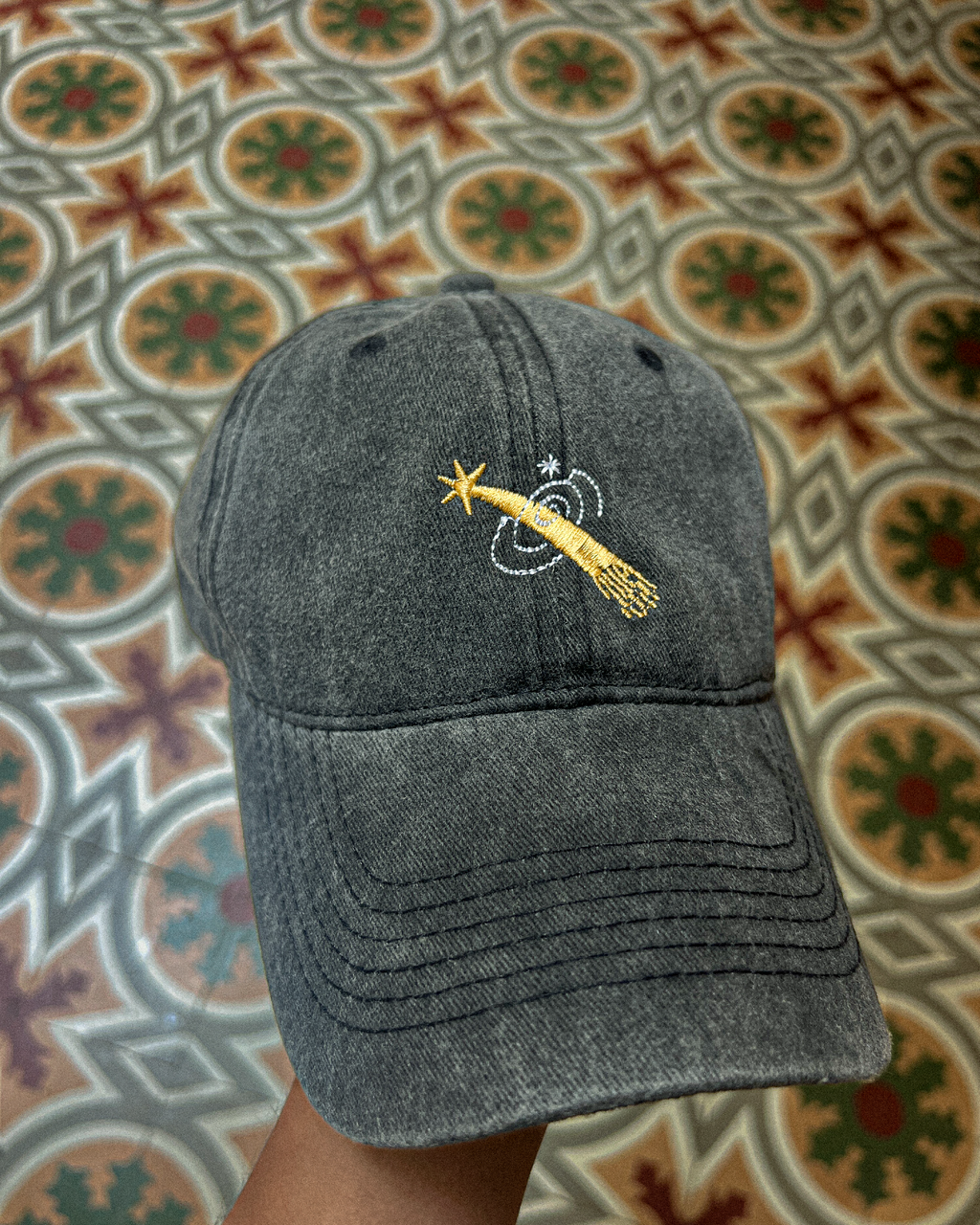 Gorra bordada con estrella fugaz diseño de Anali Espino.