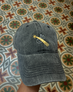 Gorra bordada con estrella fugaz diseño de Anali Espino.