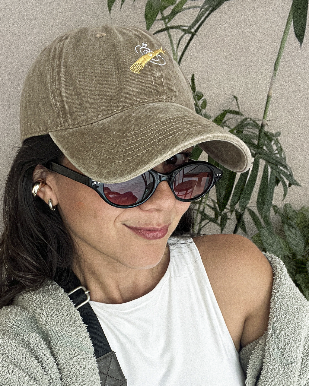 Gorra bordada con estrella fugaz diseño de Anali Espino.