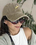 Gorra bordada con estrella fugaz diseño de Anali Espino.