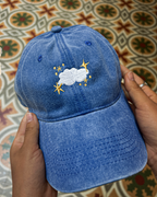 Gorra azul bordada con estrella fugaz diseño de Anali Espino.